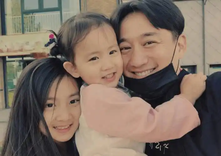 原创黄磊三胎儿子初露脸完美避开爸妈基因颜值与俩姐姐相差颇大