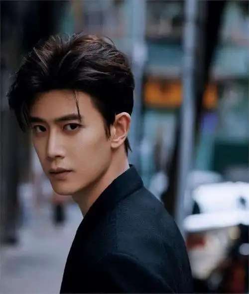 离爆火只差一步?28岁当红早婚的任嘉伦,有自己的离经叛道