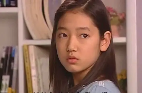 2003年首度参演电视剧《天国的阶梯》,饰演女主角的童年角色小静书,并