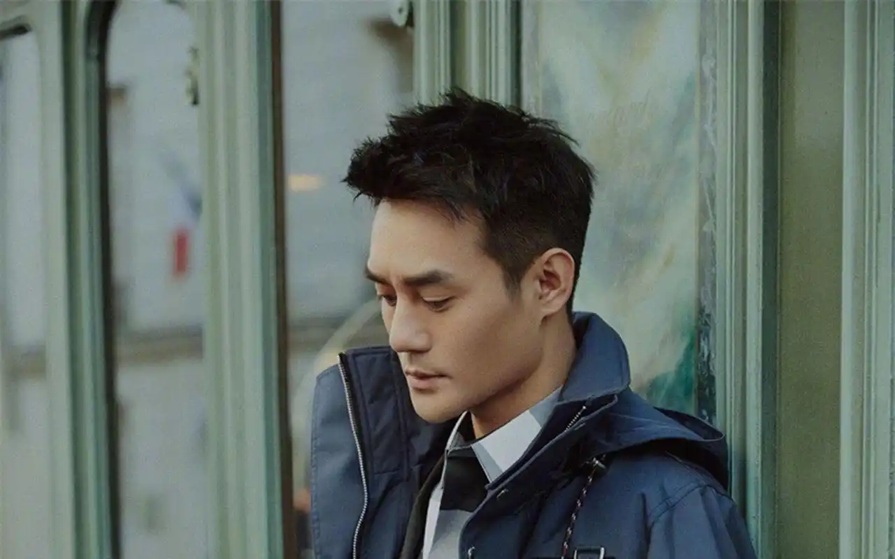 王凯巴黎街头轻熟男写真桌面壁纸