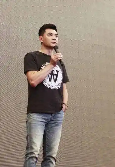 王新军出生于1971年,他比唐静年龄小几岁.