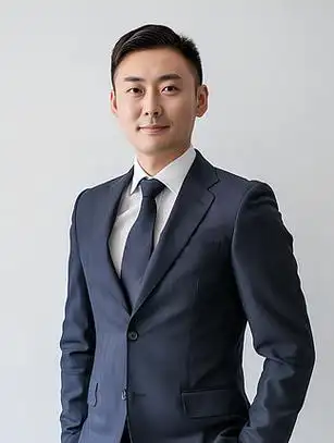 一名西装革履的男子站在股票显示屏前