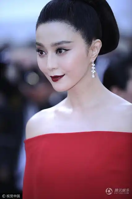 范冰冰穿红色一字肩长裙优雅现身盘发尽显古典美