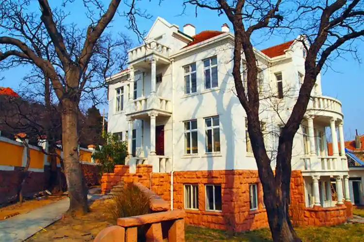 梦幻青岛恒山路5号百年别墅内的青年旅舍