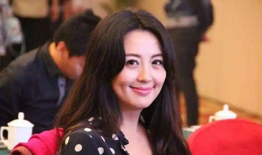 3岁丧父,9个亲生兄弟姐妹,大学靠老婆养活,于和伟的传奇历程_宋林静