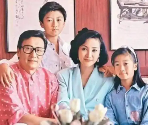 刘嘉玲陪狄波拉过73岁生日,88岁谢贤没有露面,家人送祝福