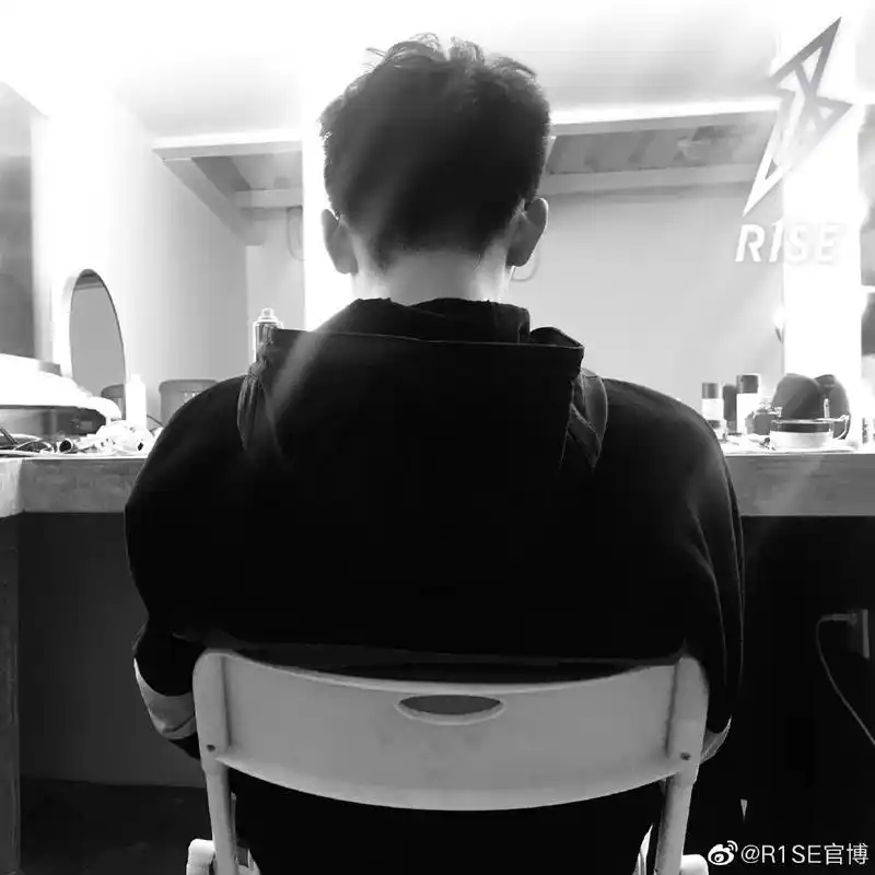 r1se官博发出11个人帅气的背影,能一眼认出你的爱豆吗?