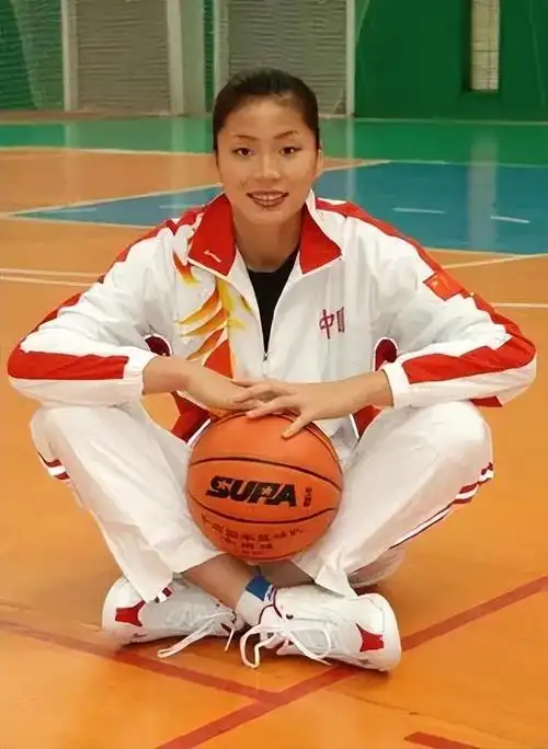 姚明与妻子叶莉近况:41岁叶莉韵味十足(12岁女儿身高到姚明胸口)