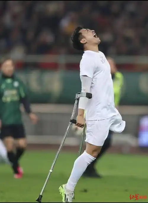 在卡卡,巴蒂,菲戈参加的比赛中,这位中国人拄着双拐,用独腿完成绝平!