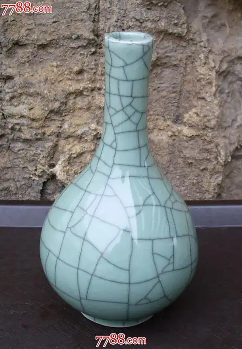 仿哥窑开片天球瓶