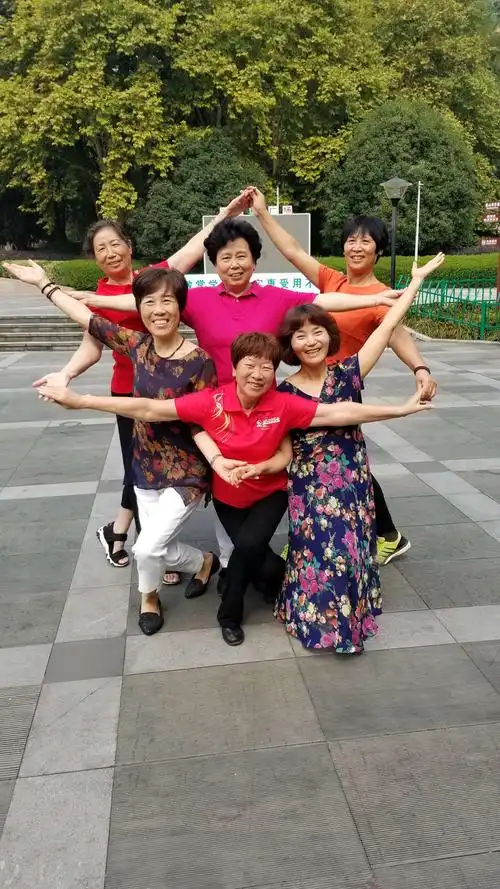 六人一组摆出五角星造型.