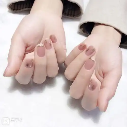 裸色方圆形短指甲上班族金箔简约新娘美甲图片