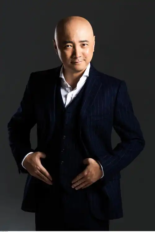 徐峥获影帝戏称工龄长幽默化解尴尬合影网友直言良心演员