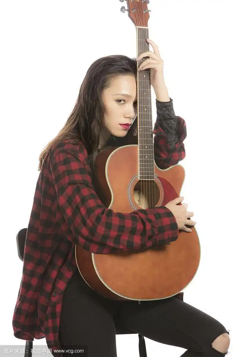 抱着吉他的年轻女歌手