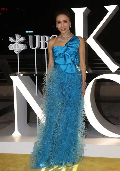 51岁黎姿戴钻石现身活动,不惧变老,感恩生活的每一天!