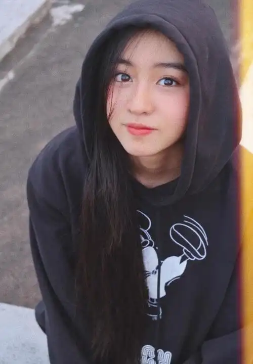 50岁工藤静香条纹短袖配高马尾清瘦有活力独自花园玩耍童心未泯