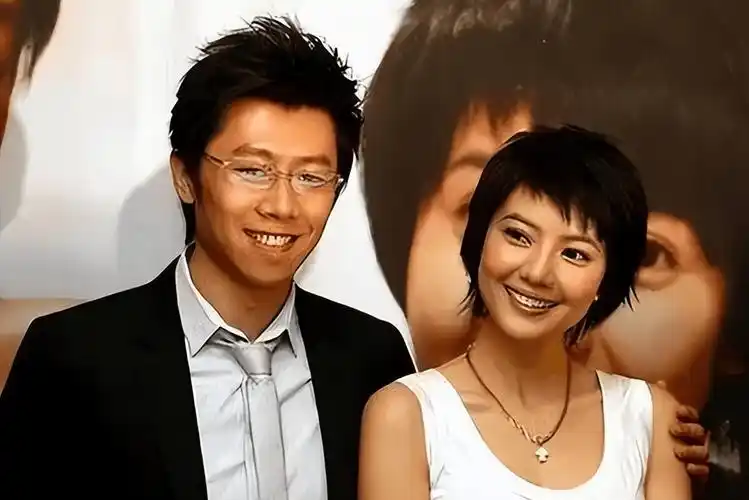 与高圆圆分手后,12年不谈恋爱没有绯闻,47岁娶旺夫妻子后爆红