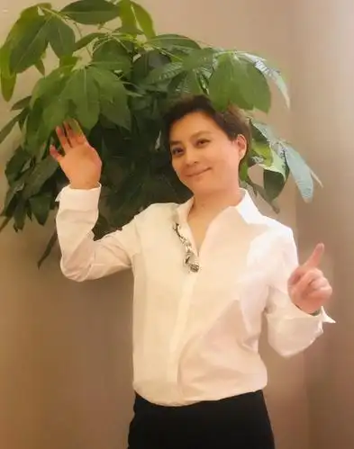 被称为最美"玉兔精",55岁优雅干练魅力十足,单身多年活得洒脱