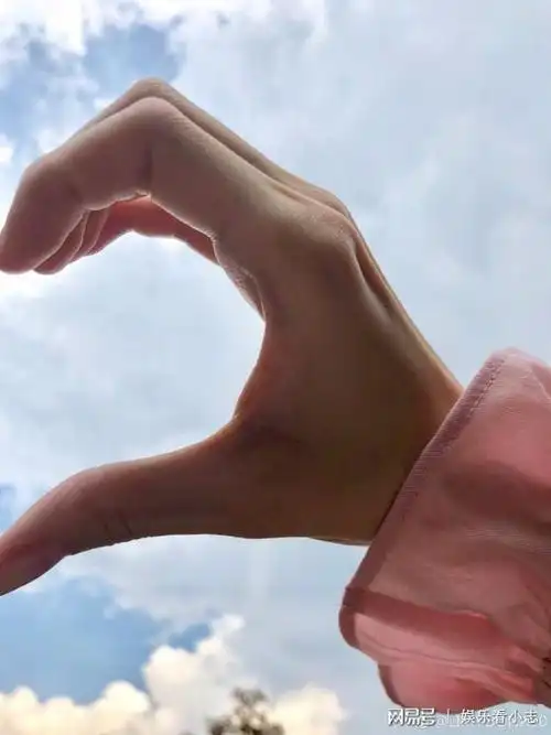 林允儿自拍锁骨明显 比心甜笑少女感十足 网友:我想跟你过七夕啊