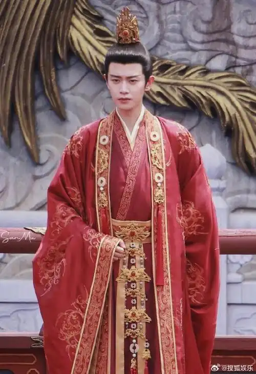 任嘉伦凤凰台上路透#任嘉伦《凤凰台上》大婚路透,红色华服气质贩凡