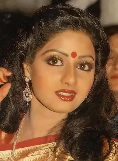 曾经,她是宝莱坞的耀眼明星,一个充满活力,风华绝代的女神,她的美丽和