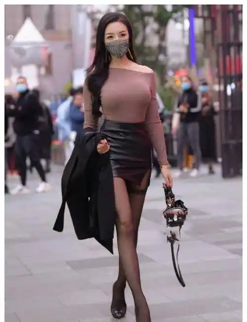 黑短裙如何搭配?街头美女的女神范儿,展现"凹凸"身材_时尚_姐姐_黑色