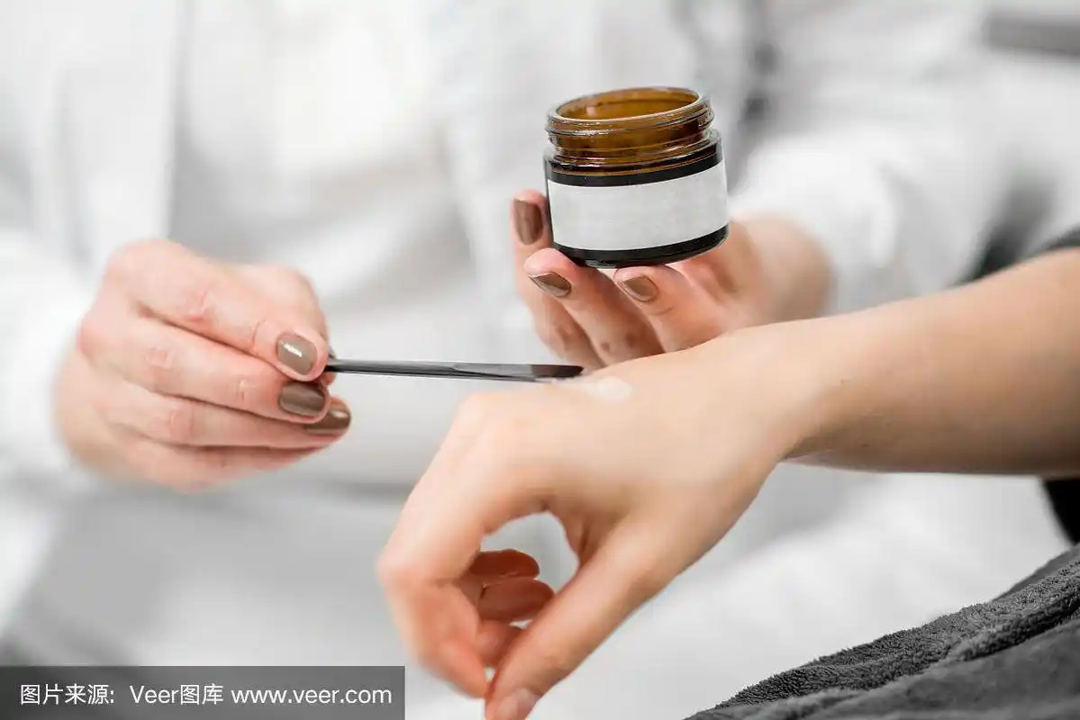 医生正在给一个年轻的病人涂药膏