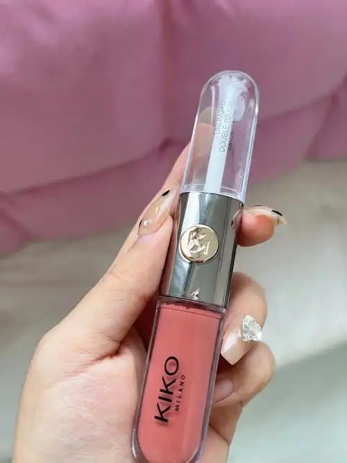 之前买过无数个奶茶色的唇釉和口红但是涂上都特别的不显气色这个kiko