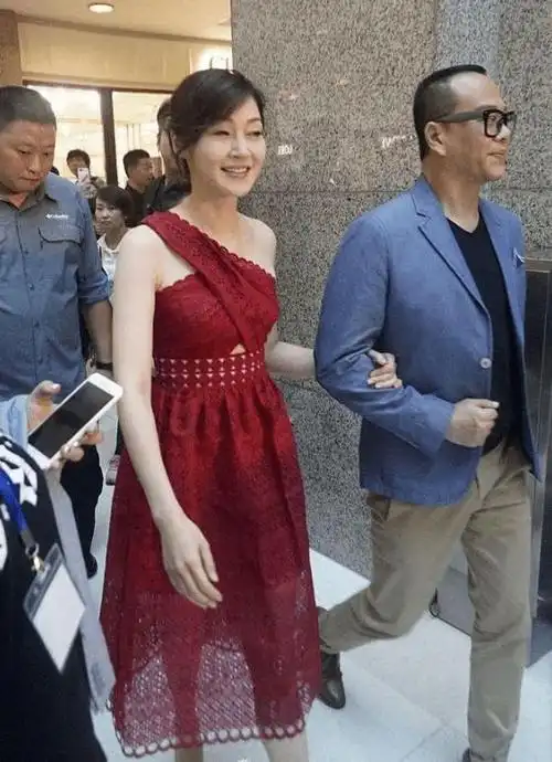 万绮雯穿t恤短裤现身51岁还这么漂亮而且没一点装嫩的感觉