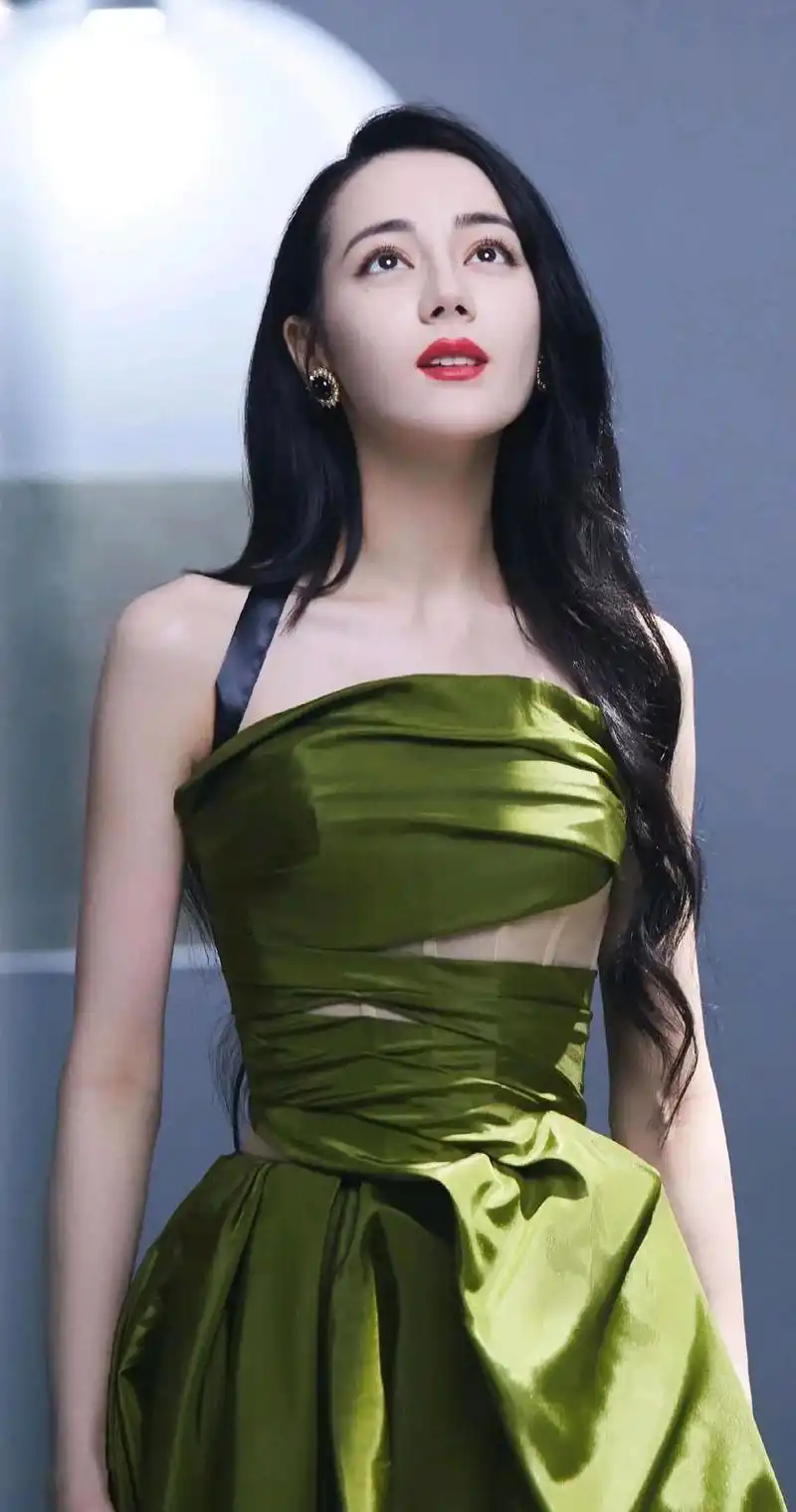 迪丽热巴高清壁纸,墨绿色吊带连衣裙穿搭显得妩媚动人