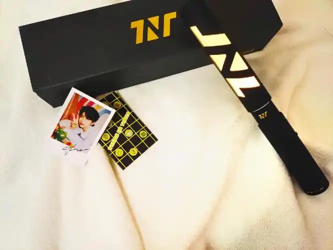 尤其是张哥和贺儿的应援色,一整个爱住了#tnt时代少年团  #应援棒