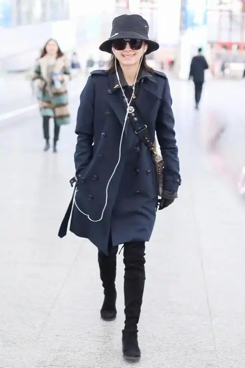 王子文真会显高显瘦穿搭,藏青色大衣配长筒靴,不愧是小个子超模