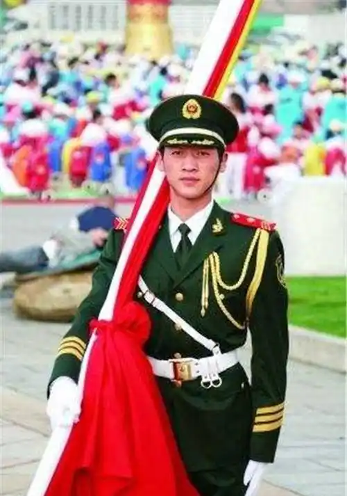 原创中国旗手高红甫11年升旗6200次0失误光荣退役后还和国旗为伴