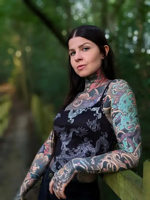 "除了脸,腋窝和左腿,我的身体大部分都被纹身覆盖了","社交媒体上的