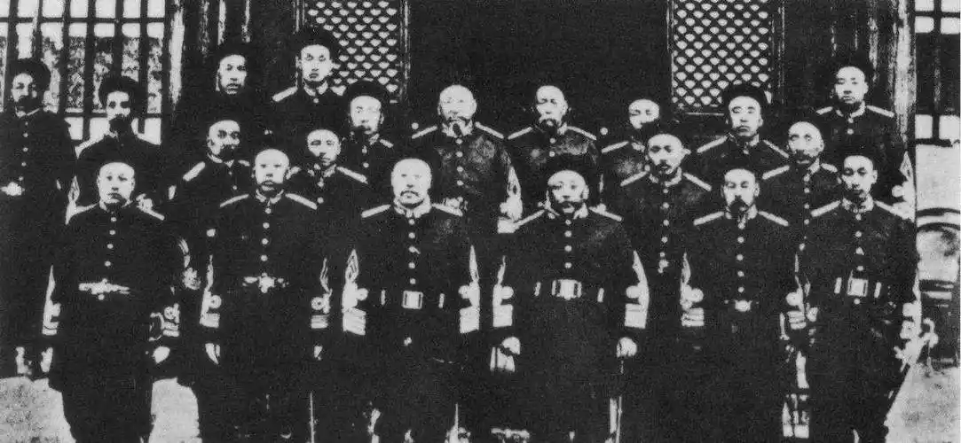 为何民国时期的警察,配的是步枪而非手枪?