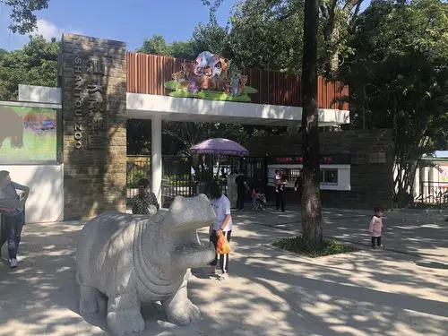 11.1周末,秋高气爽,阳光明媚,再进久别近三十年的中山公园游览!