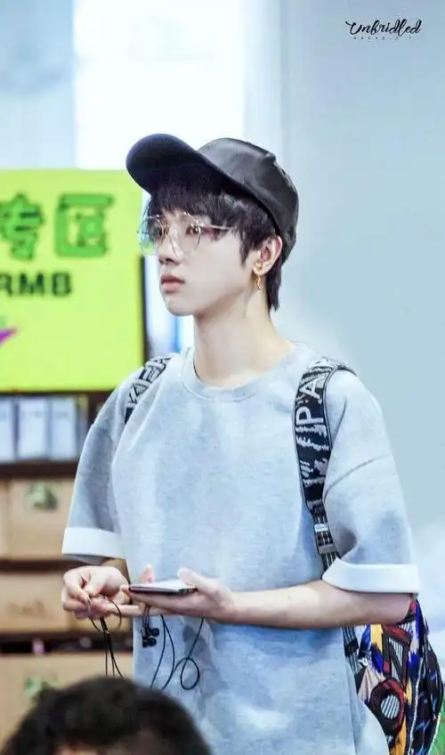 华晨宇亮黄色长袖搭配马甲亮相活动一头干练的发型尽显少年范