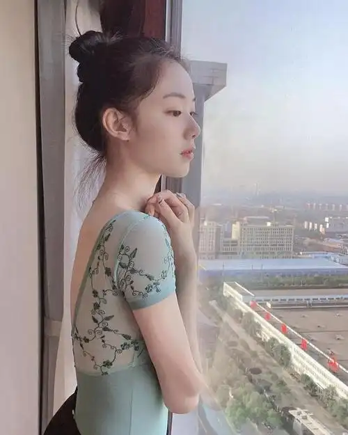 韩国高中女体育老师,拥有天鹅颈,直角肩,或是健身成就了她