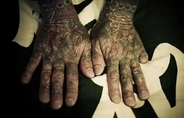 在大家的印象中,黑帮可能就是拿着棍子,叼着香烟,纹着纹身的小混混