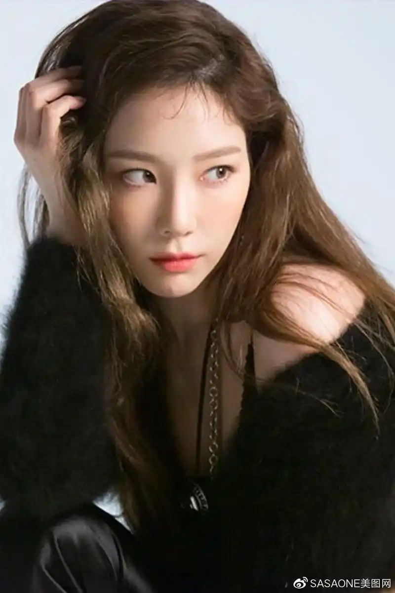 时尚感与清新可爱并存的韩国女星金泰妍她的演唱代入感很有意境