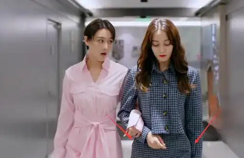 迪丽热巴95斤,张馨予102斤,当两人同框后,差距全在腰上了!