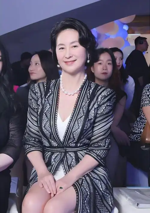 18岁何开梓赌王家族新星姑妈何超琼力挺保镖护航未来接班人