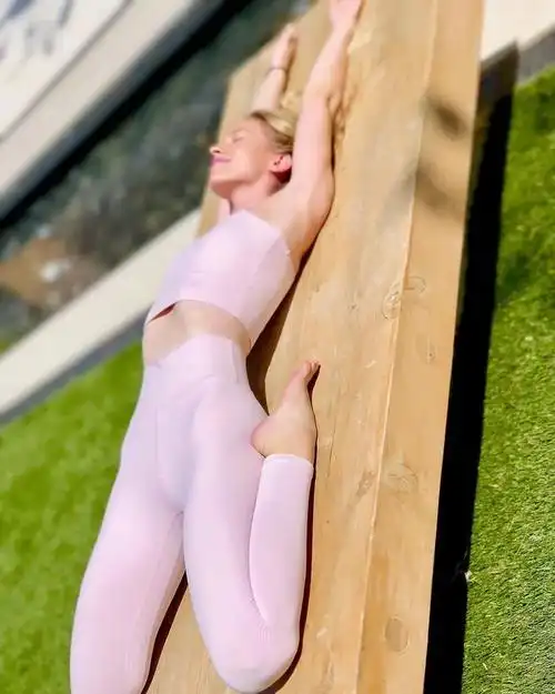 原创王丽坤晒美照度假风职场风统统拿下身材气质都很出众