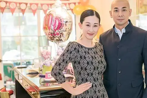 赵文卓,现实生活当中,也已经是三个孩子的父亲,与妻子张丹露结婚多年