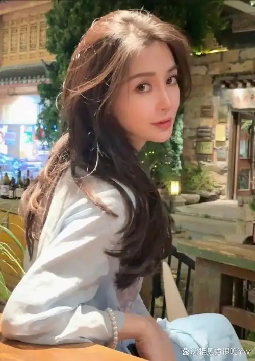 妈的生日当天,在网上发布了庆生照片,图中除了她和kim妈外,还有古天乐