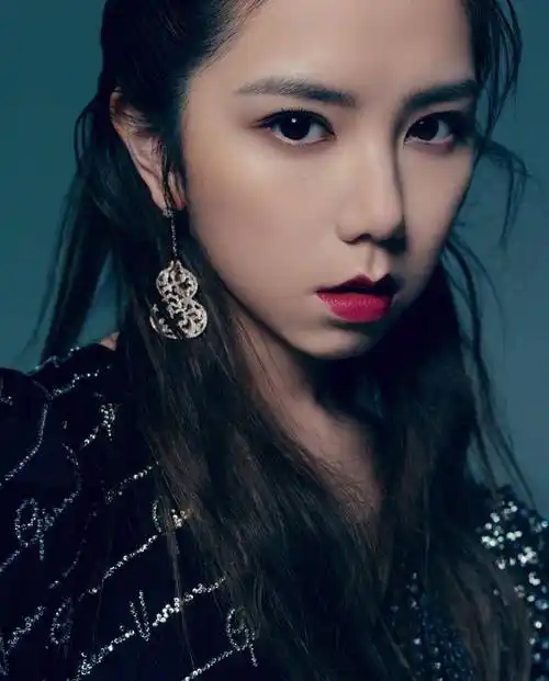 邓紫棋完美蜕变,换掉皮裤穿拼接亮钻礼服,小露双腿白皙又时尚