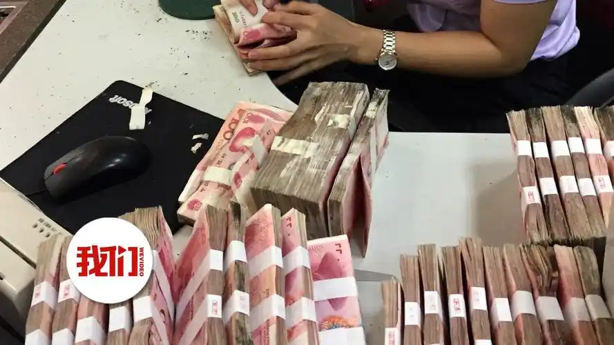 男子带60万发霉现金办理存款 银行花两小时清点到手指发黑