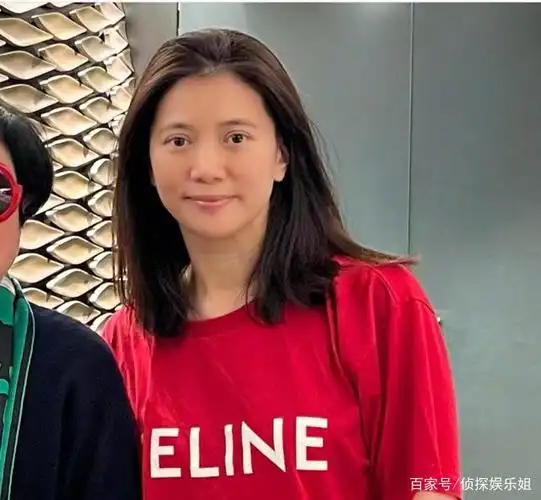 5月4日上午,袁咏仪在个人社交平台分享了一组和老公张智霖到好友店里