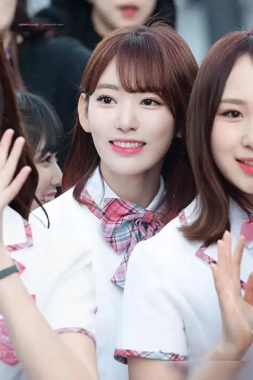 宫胁咲良高清图片粉色制服凸显日系风格领口蝴蝶结是点睛之笔