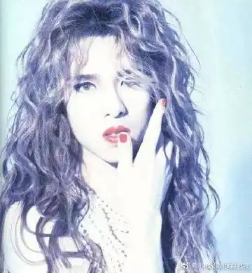 这两天无意中看到有人po了yoshiki的年轻时候的长发照片